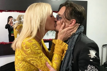Джонни Депп заинтриговал фанатов страстным поцелуем с таинственной блондинкой