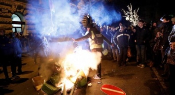 Бунт в столице: "начались столкновения, кордон полиции штурмуют", парламент окружили, фото