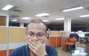 Малазиец снял "визит призрака" в собственный офис (видео)