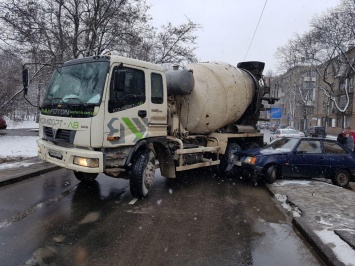 Одесса: ДТП с бетономешалкой заблокировало проезд по проспекту Гагарина