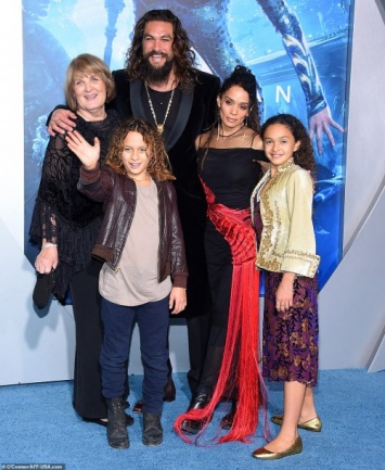 Джейсон Момоа с семьей на премьере "Аквамена" в Лос-Анджелесе: ритуальные танцы и сломанный трезубец
