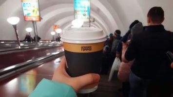 В Московском метро могут запретить вязание и кофе