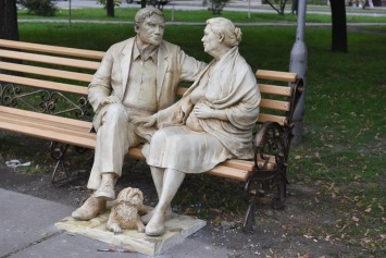 Запорожская скульптура, посвященная родителям, переехала и изменила цвет - фото