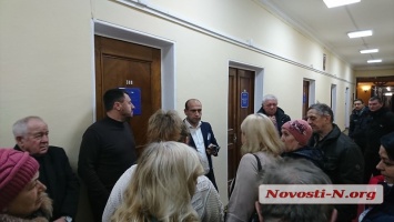 В Николаеве люди, требующие вернуть начальников ЖЭКов, дежурят у мэра под приемной
