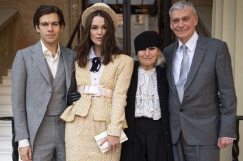 Кира Найтли с мужем и родителями посетила Букингемский дворец и получила орден