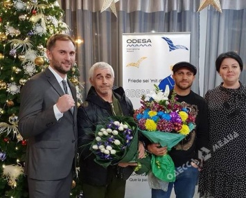 Чемпиона Ломаченко встретили в одесском аэропорту