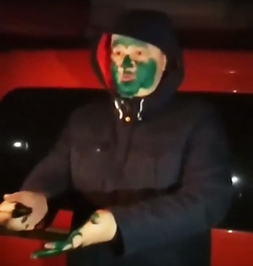 Ровенские таксисты заставили мужчину умыться зеленкой. ВИДЕО