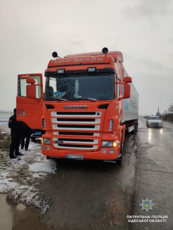 На трассе "Киев-Одесса" разбойники остановили фуру и отняли деньги у водителя