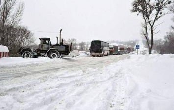 Украинцам показали дороги на Киевщине: «снежная каша»