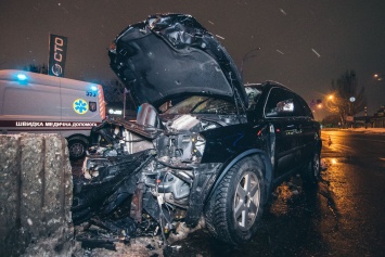 В Киеве внедорожник врезался в отбойник при въезде на мост, водитель погиб на месте