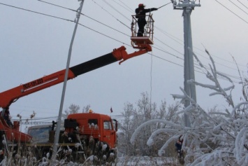 Сегодня из-за снегопада без света остаются 40 украинских городов и сел