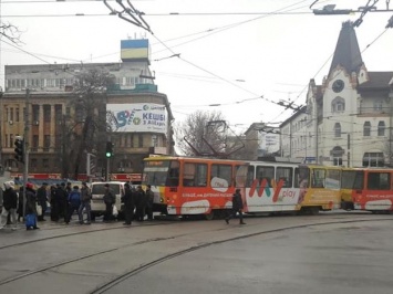 В центре большая пробка: автохам заблокировал движение трамваев