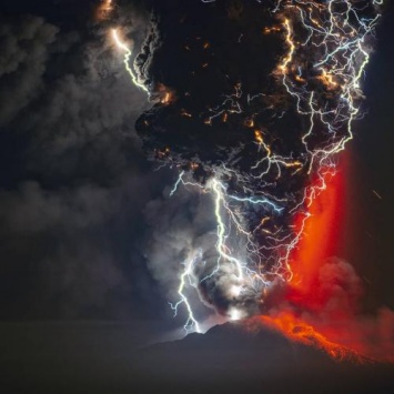 «Земля погрязнет в кислоте»: Армагедон обеспечат извергающиеся вулканы на Курильских островах - геолог