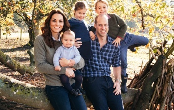 Кенсингтонский дворец обнародовал новые фото королевской семьи