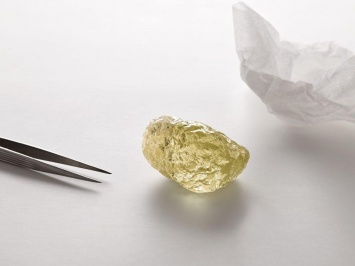 В Канаде нашли крупнейший алмаз столетия размером с куриное яйцо. Фото