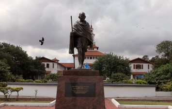 Африканцы обвинили Ганди в расизме и снесли его памятник