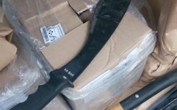 На Херсонщине правоохранители во время осмотра автомобиля в багажнике нашли нож