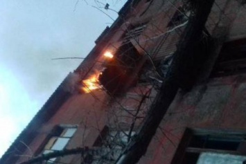Мина боевиков попала в 4-этажный жилой дом в Золотом-4