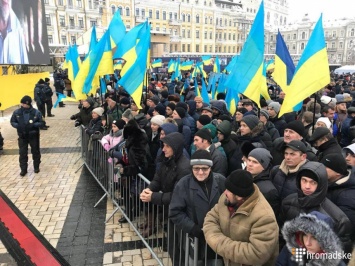 На площади в Киеве собираются тысячи человек, ожидая решение Объединительного собора