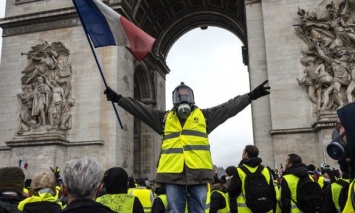 В Париже началась новая волна протестов "желтых жилетов", полицейские применили слезоточивый газ
