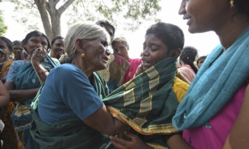 В Индии во время религиозного мероприятия в храме массово отравились люди, 11 из них скончались