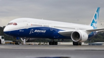 Крупнейший в мире лайнер "Boeing 787 Dreamliner" экстренно приземлился в Москве