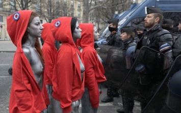 Во Франции к "желтым жилетам" присоединились женщины с голой грудью, похожие на Femen