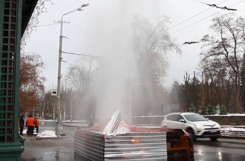 В Днепре на Соборной площади прорвало трубу: мощный фонтан воды пробил асфальт