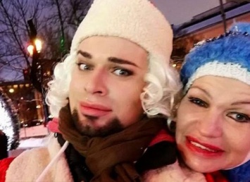 Гоген Солнцев и Екатерина Терешкович нарядились Дедом Морозом и Снегурочкой