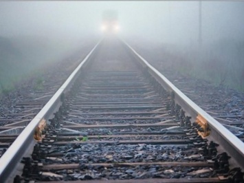 Лежал на рельсах: под Харьковом поезд насмерть сбил парня