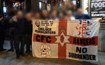 Фанаты "Челси" сфотографировались с флагом с нацистской символикой