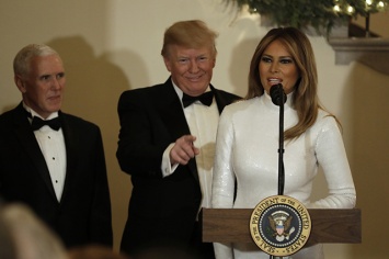 Мелания Трамп в сверкающем белом платье появилась на балу в Белом доме