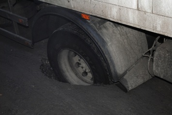 В Николаеве колесо грузовика провалилось в яму