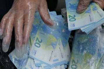 В кошельках украинцев гуляют фальшивые евро: каких купюр стоит опасаться