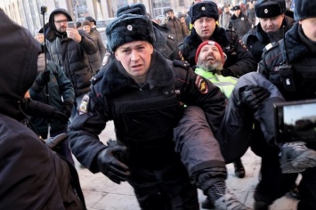 У здания ФСБ в Москве задержали участников акции против войны с Украиной