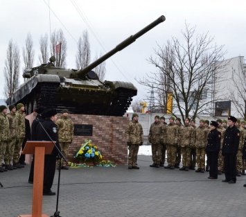 В Николаеве установили памятник украинским воинам-танкистам