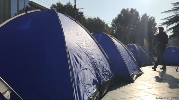 В Тбилиси оппозиция установила палатки напротив парламента, требуя досрочных выборов