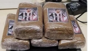 Во Франции наркоторговец упаковал марихуану в пакеты с фотографией Роналду