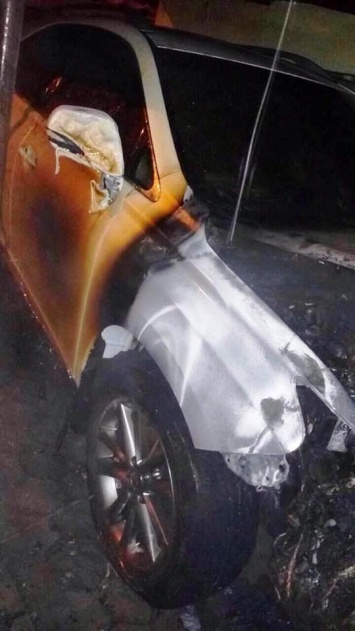 В Днепре сгорел «Mercedes-Benz», еще один автомобиль поврежден огнем