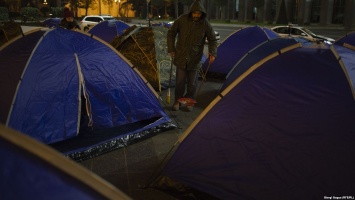 Бунт в столице набирает обороты: "установлены первые палатки", фото