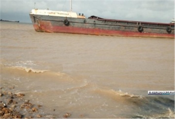 Прокуратура нашла нарушения в работе капитана шаланды, севшей на мель в Керченском проливе