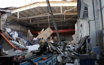 Обрушение крыши завода попало на видео