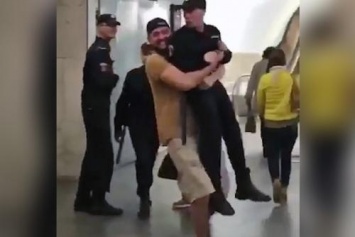 В Москве признали виновным, поднявшего на руки гвардейца в метро
