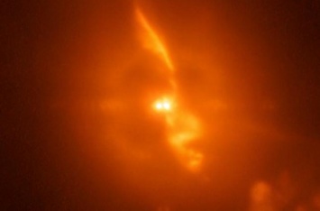 Астрономы получили снимок звезды, которая "ворует" материю соседки