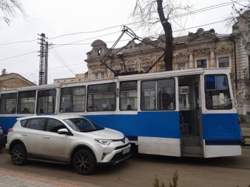 В Николаеве припаркованная «Тойота» на час заблокировала движение трамваев