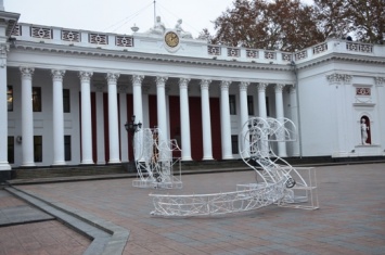 На Думской площади Одессы устанавливают главную городскую елку и сказочный городок