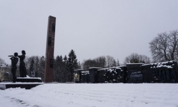 Во Львове начали демонтаж аварийной 30-метровой стелы Монумента славы