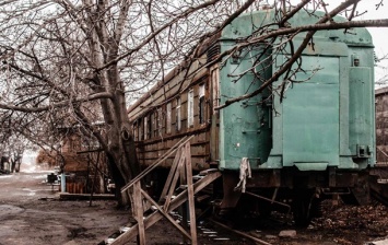 Под Одессой люди пытаются выживать в вагонах
