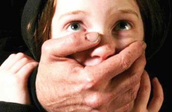 Отец требовал молчания малолетней дочери об ужасном: "Разрежу тебя на кусочки и закину в печку"