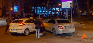 В Днепре на Яворницкого столкнулись Mercedes и ЗАЗ